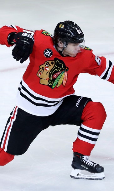 Blackhawks beat Red Wings 5-2 for 7th straight victory